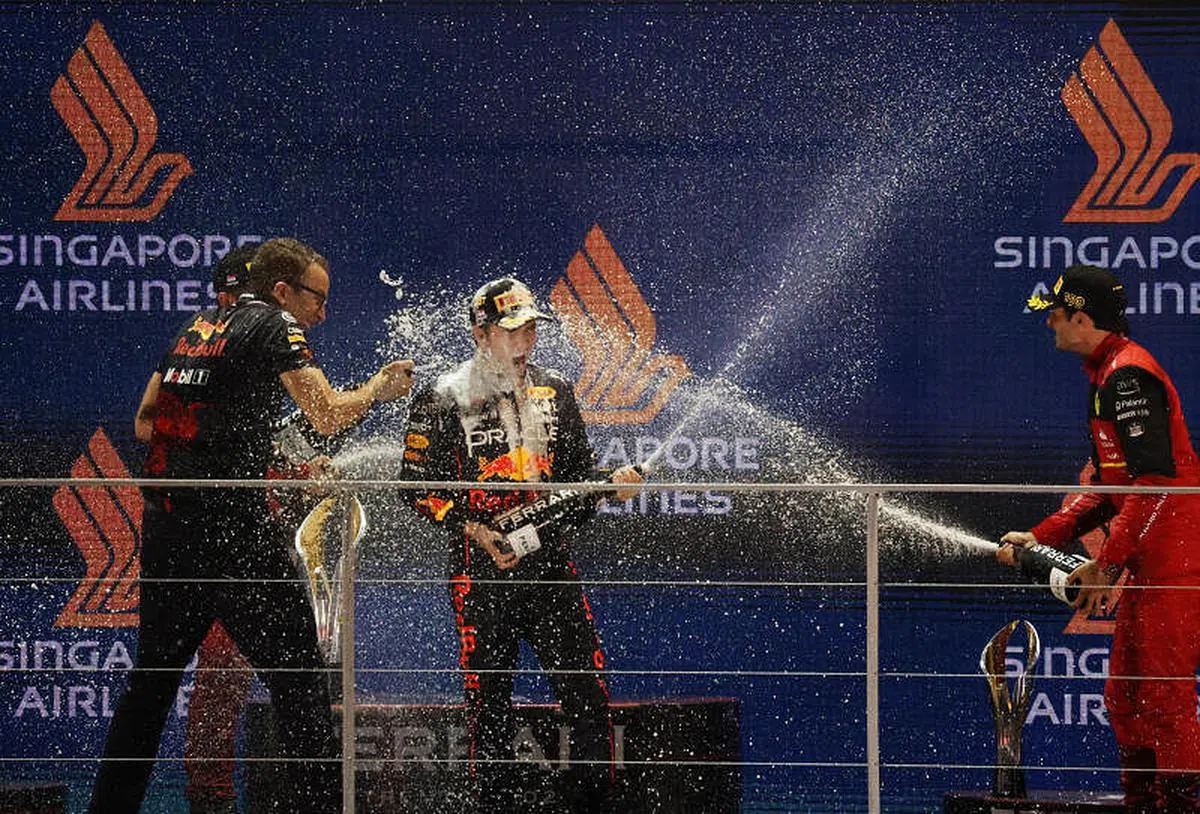 新加坡大奖赛是红牛车手佩雷兹（中）本赛季赢得的第二个分站冠军。（邝启聪摄）