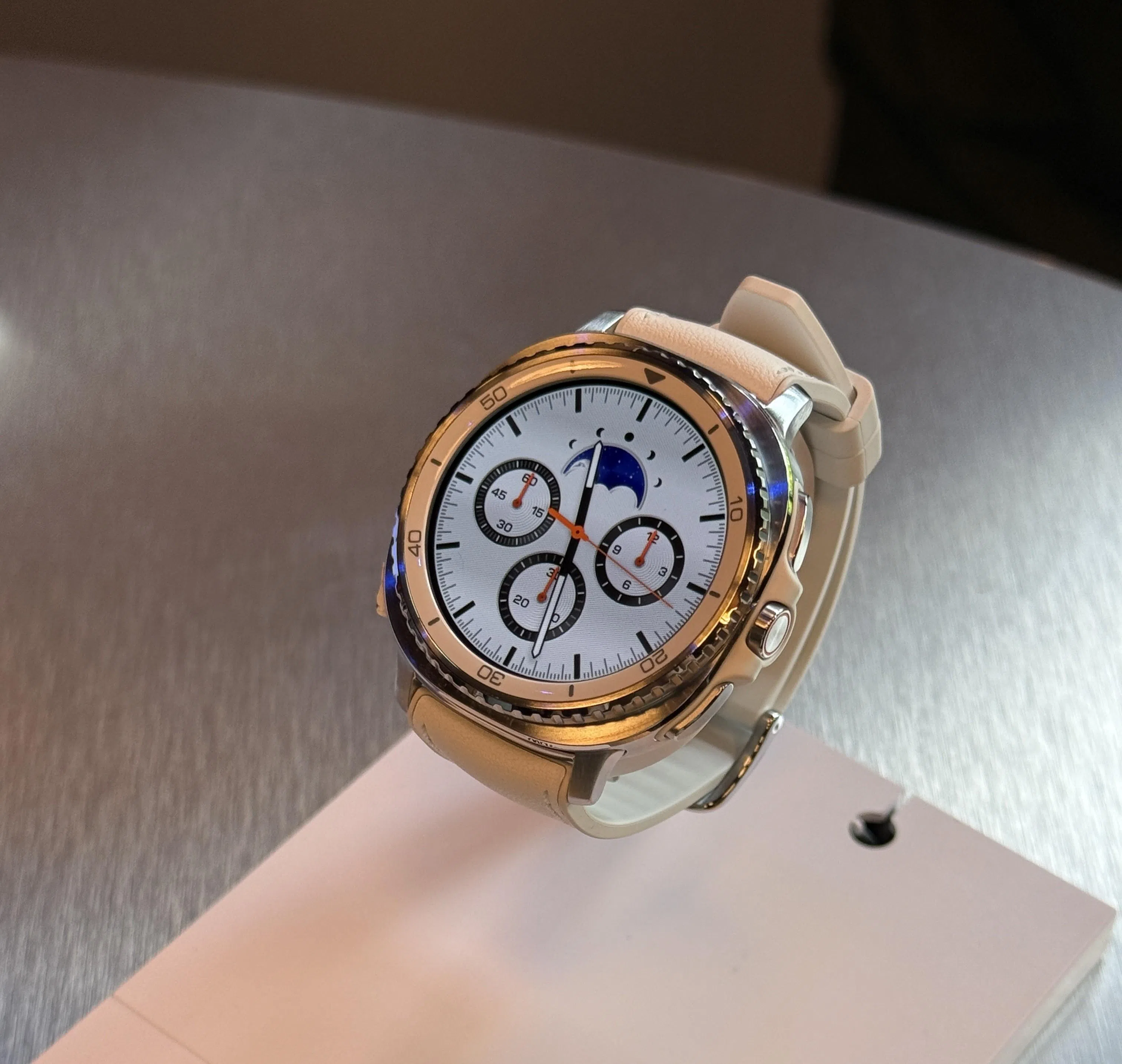 Watch8 Classic把三星前几代的经典旋转表圈设计带回来。（黄少伟摄）