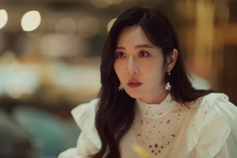 曾莞婷饰演美魔女潘茵茵，让网民联想到“台湾第一美人”萧蔷。（互联网）