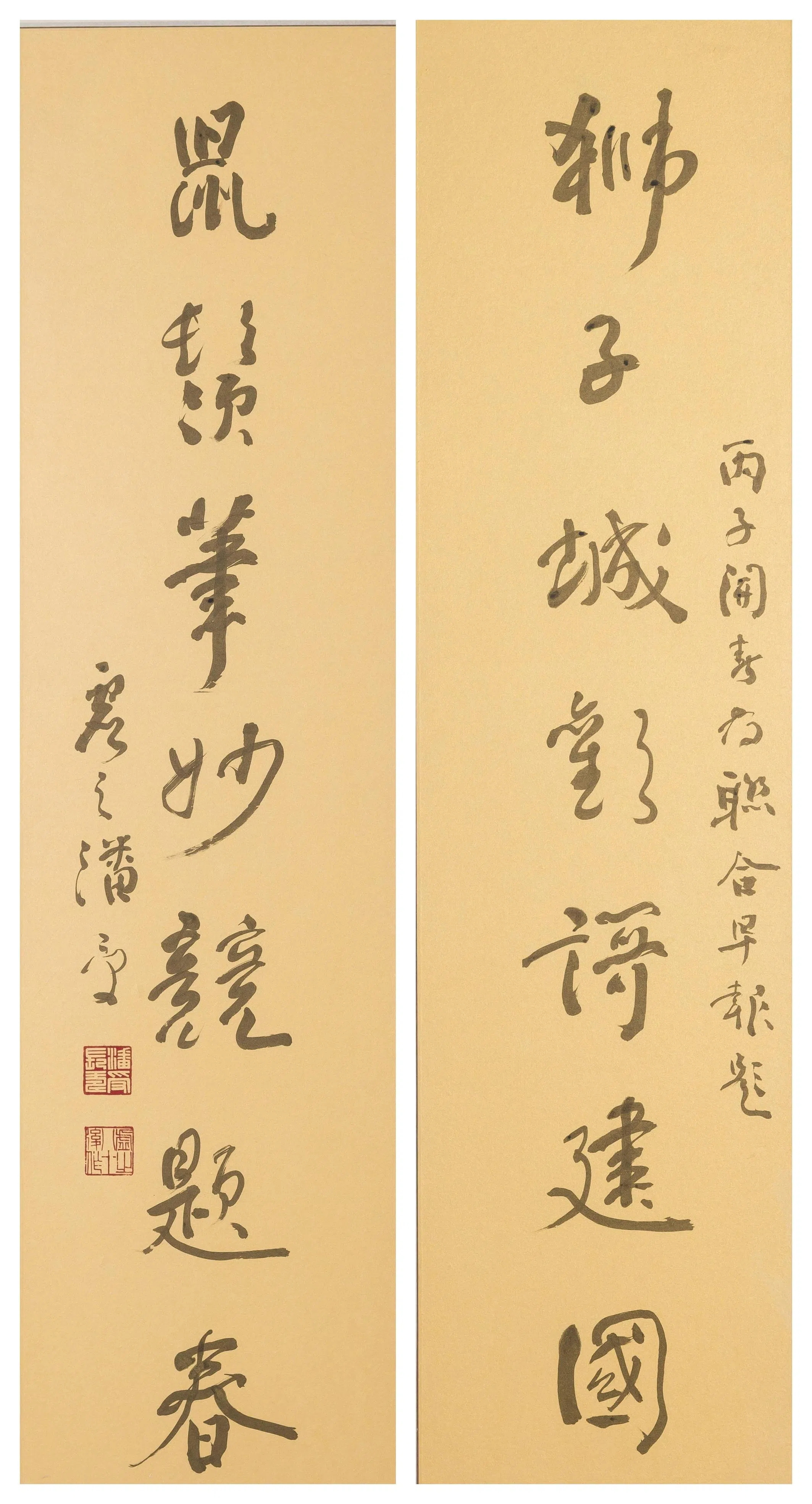 潘受在鼠年为《联合早报》书写的对联“狮子城欢歌建国　鼠须笔妙竞题春”。（李欣赏摄）