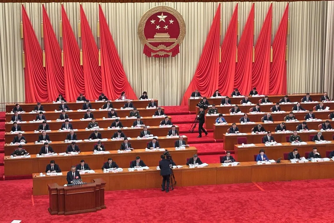 新疆自治区政府主席艾尔肯·吐尼亚孜星期二（1月27日）在自治区人大会议开幕式上作政府工作报告。（黎康摄）