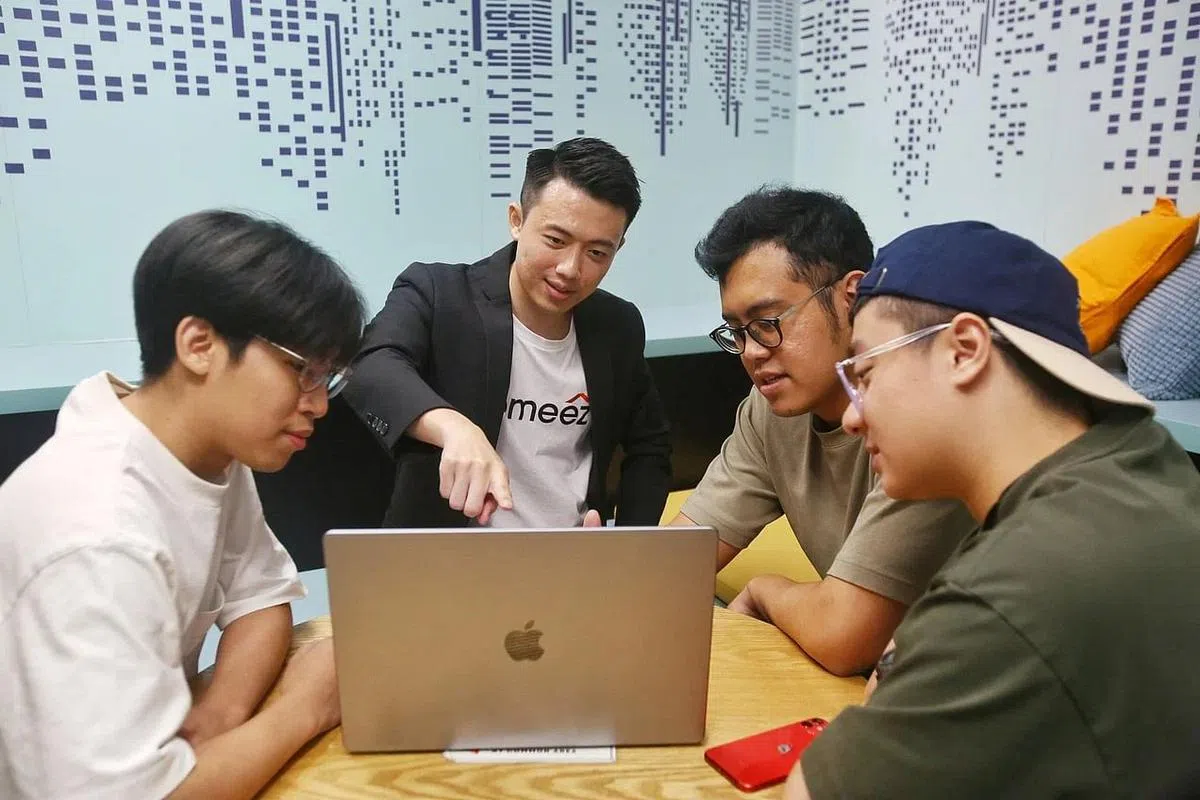 林泽晟（左二）和团队花了近两年研发和测试平台的AI系统。（陈福洲摄）