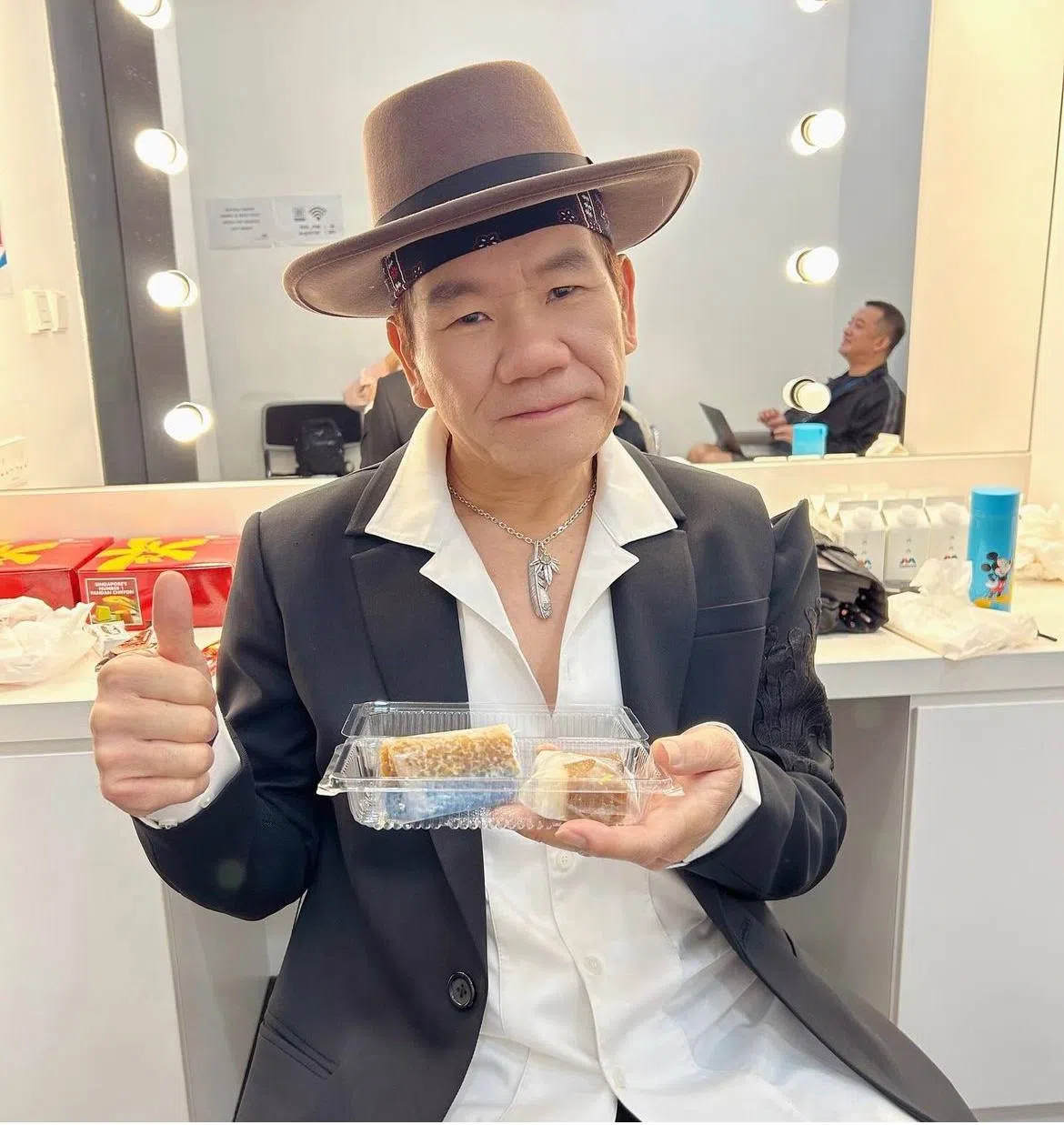 赵传在后台尝试新口味的娘惹糕。（取自艺人IG）