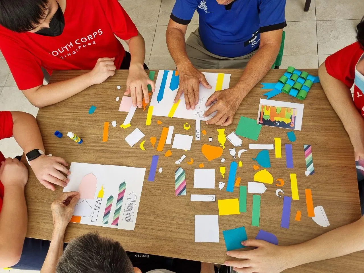 林诗韵与义工团队通过陪伴年长者手作和编织马来粽，让他们体会开斋节的浓浓氛围。（受访者提供）