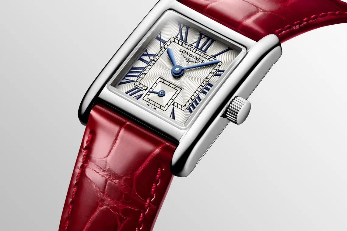 以Cosmo圆形表盘搭配矩形精钢表壳的迷你黛绰维纳，设计灵感源自1927年及1997年的经典黛绰维纳系列腕表。（浪琴表提供）