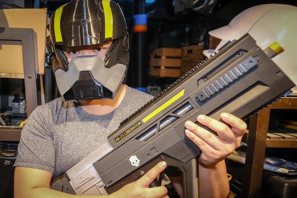 许方熹亲自改良cosplay装备的设计与制作，希望让外界看到，新加坡同样能够生产出在质量不输任何人的零件与作品。（曾坤顺摄）