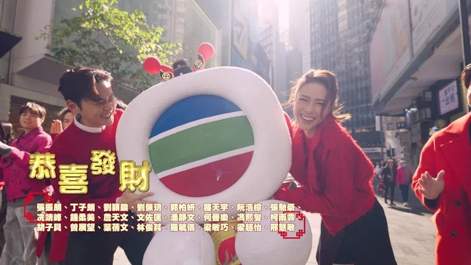 张振朗（左）和刘颖璇边逛街边合唱《恭喜发财》。（TVB提供）