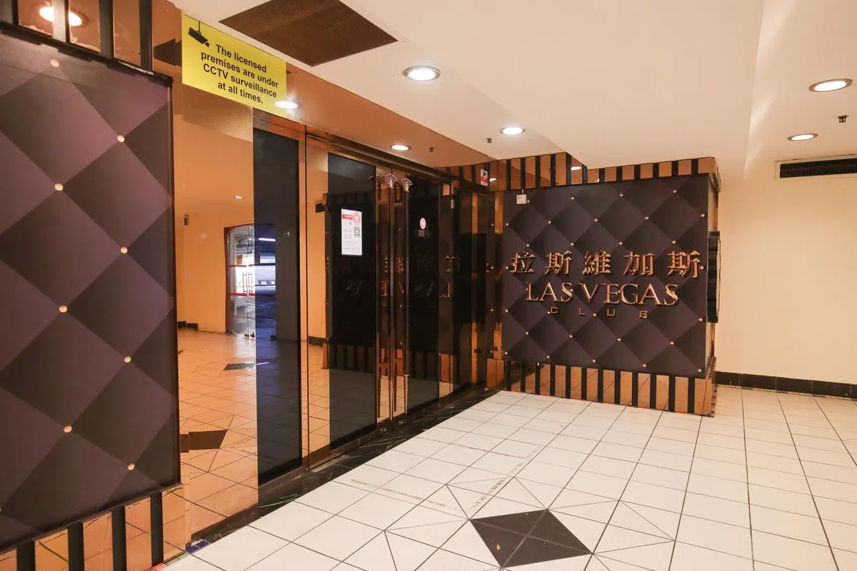 位于实里基路百灵商业中心内的拉斯维加斯KTV昨日（15日）疑似有冠病传染，被令停业进行消毒清理。（蔡家増摄）