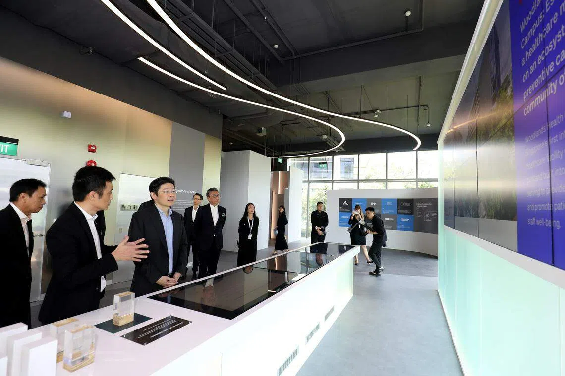 副总理兼财政部长黄循财（左三）星期三（3月13日）出席盛裕控股集团（Surbana Jurong）的全球总部盛裕园区（SJ Campus）开幕活动。（何炳耀摄）