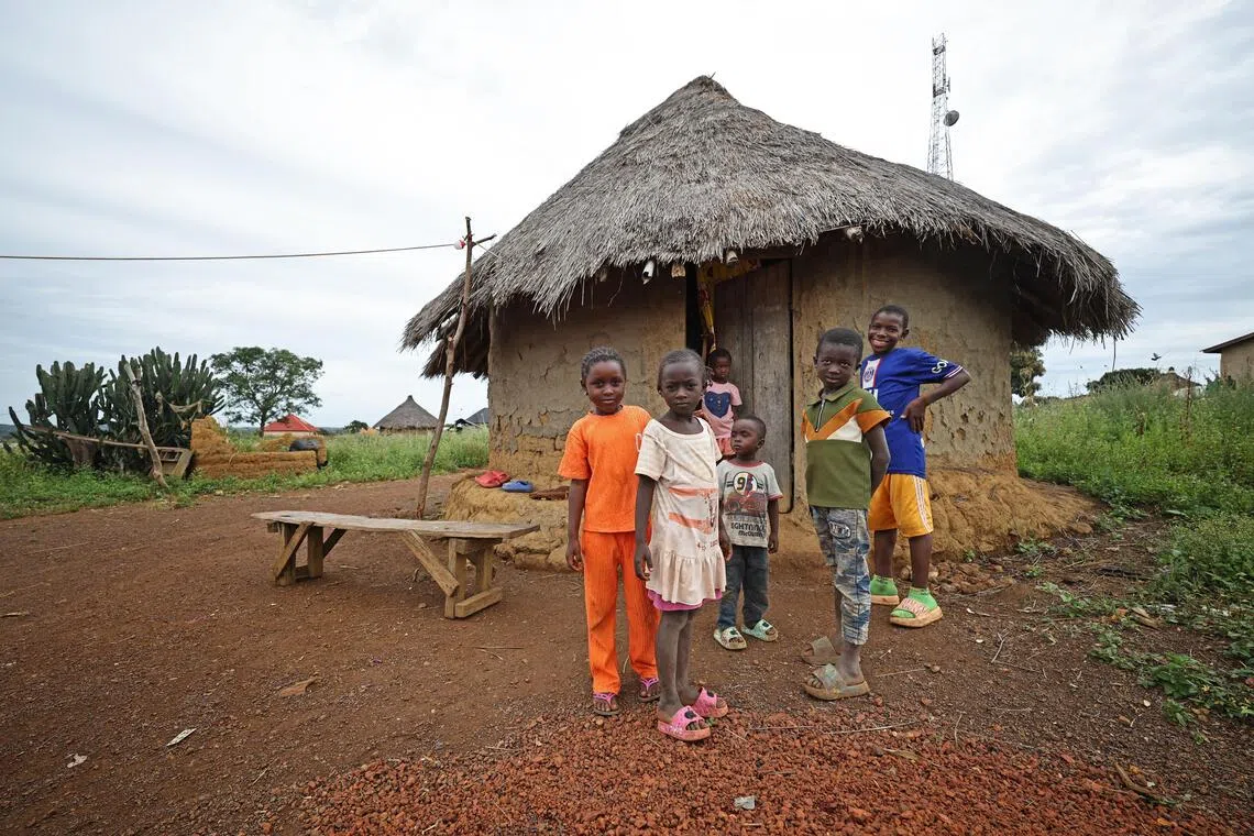 西芒杜是几内亚内陆地区，穷乡僻壤。许多当地人还住在土屋内，墙身材料主要为牛粪，屋顶由干草铺盖。（陈渊庄摄）