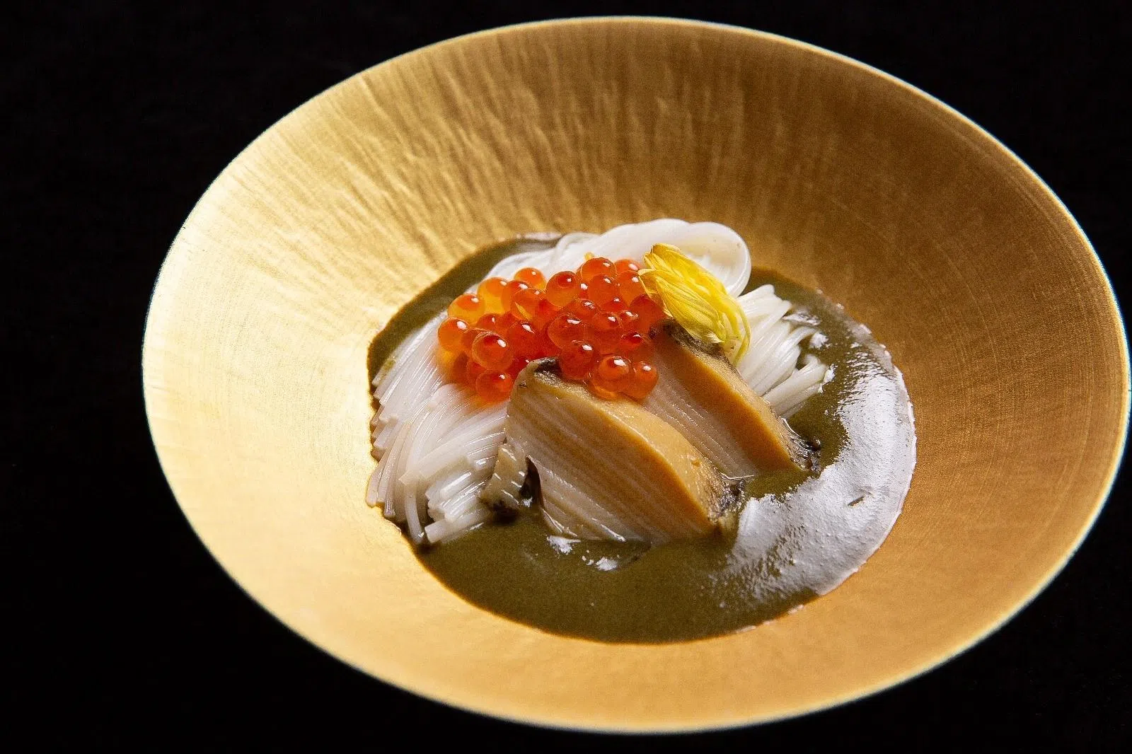 厨师做主考验厨师功力，也考验餐馆食材的储备水平。这是葵匠的秋冬季菜单中的鲍鱼素面，搭配鲍鱼肝汁。（餐馆提供）