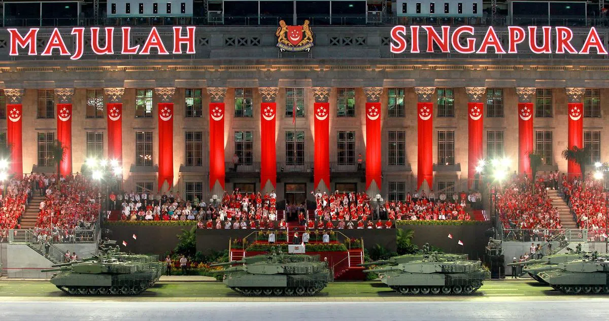 2015年新加坡金禧国庆庆典在政府大厦前大草场举行。179部武装部队、警察部队和民防部队的各类型及用途车辆和配备参与了机动部队演出，场面壮观浩大。（档案照）