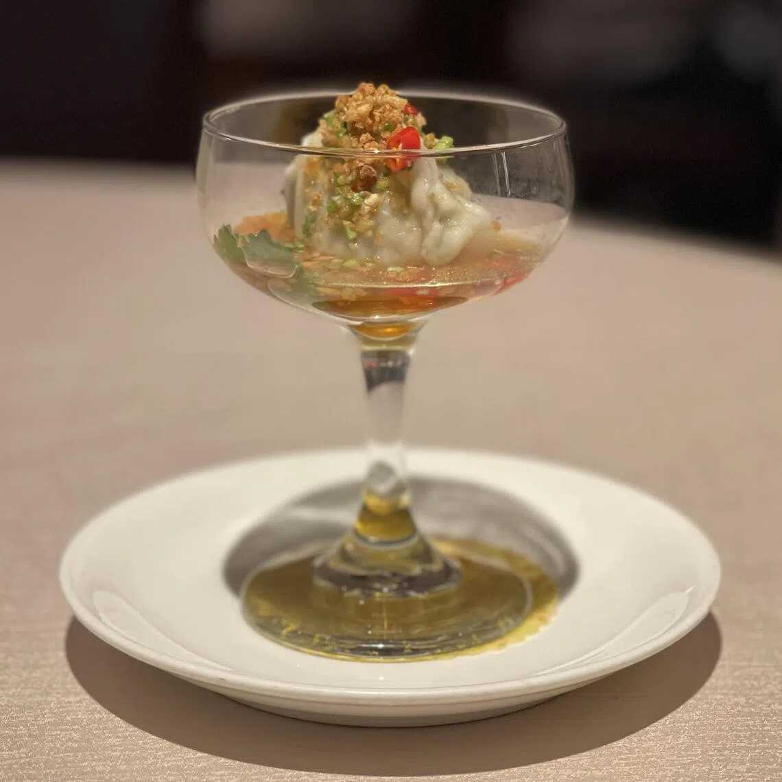 京川饺子馅料丰厚多汁，佐以开胃香辣酱汁。（黄靖晶摄）