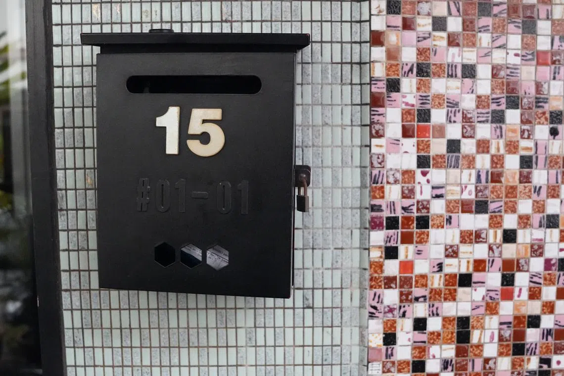 不同商店在墙壁贴上不同瓷砖，楚河汉界。（实龙岗路）