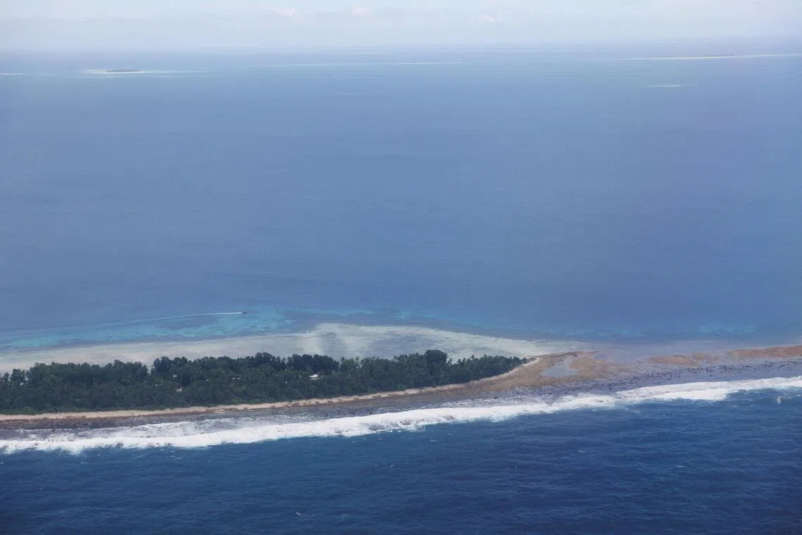图瓦卢（Tuvalu）是地势极低的大洋洲国家，最高海拔不超过五米，因此在海平面上升的全球变暖挑战下，面临严峻威胁。这个人口仅1万1000的国家，是世界上最脆弱的地区之一。（路透社）