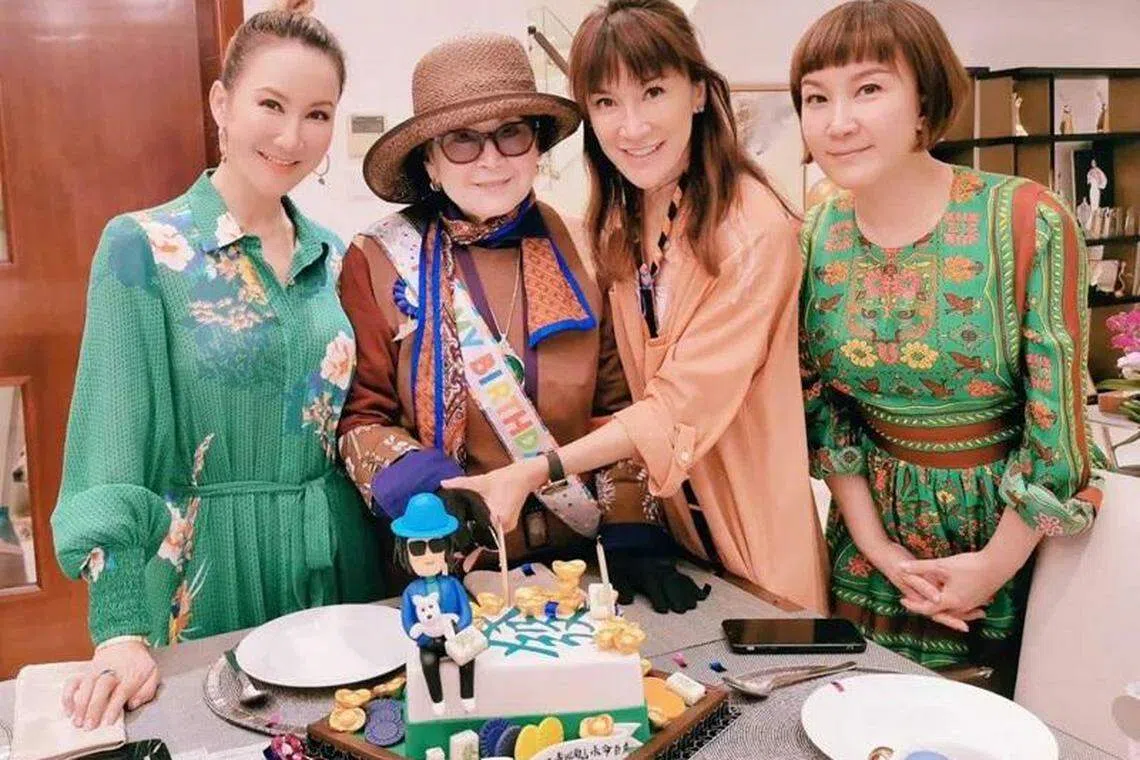 李玟（左起）与妈妈、二姐李思林、大姐李秋林。（微博）