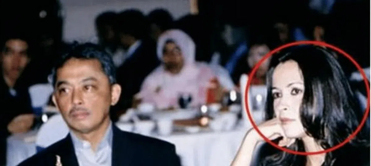 王妃朱丽娅·赖斯（右）已经多年没有露面。（互联网）