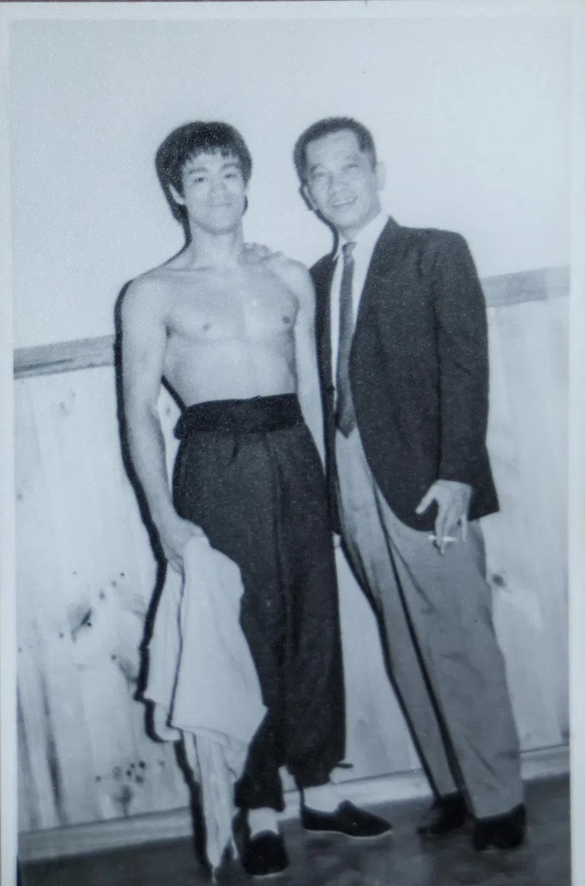 武打巨星李小龙（左）的父亲与新加坡鸿胜馆创办人关文经（右）因广东戏相熟，李小龙会唤关文经为叔叔。（受访者提供）