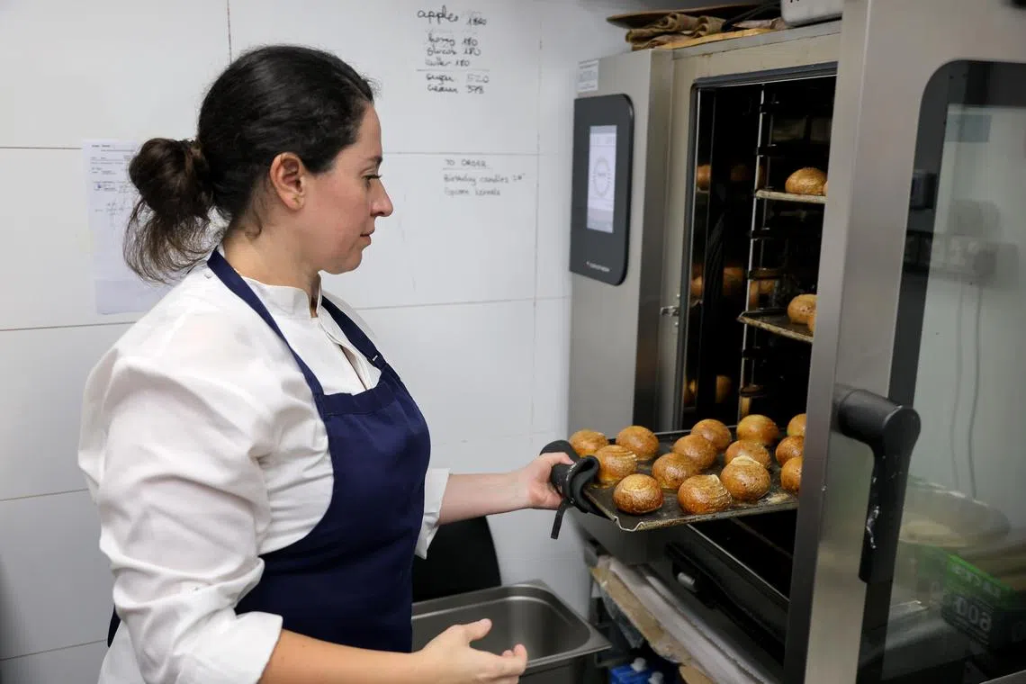 餐馆自制面包，可控制面包的发酵过程。（龙国雄摄）