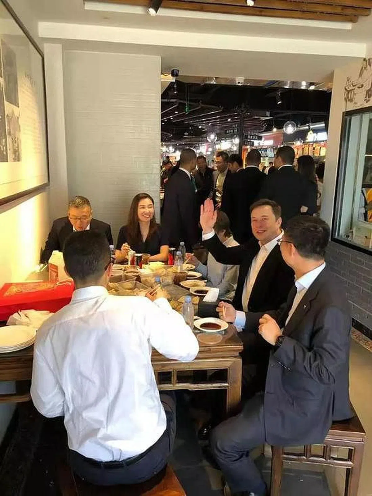 马斯克2019年在北京一家包子铺用餐引众人围观，随后发推特赞“好吃”。（互联网）