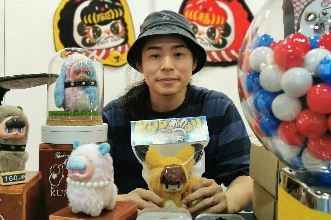 何文毅喜欢云，也喜欢草泥马，自然而然就把两者结合起来成为Kumo，他的原创角色。（陈宇昕摄）