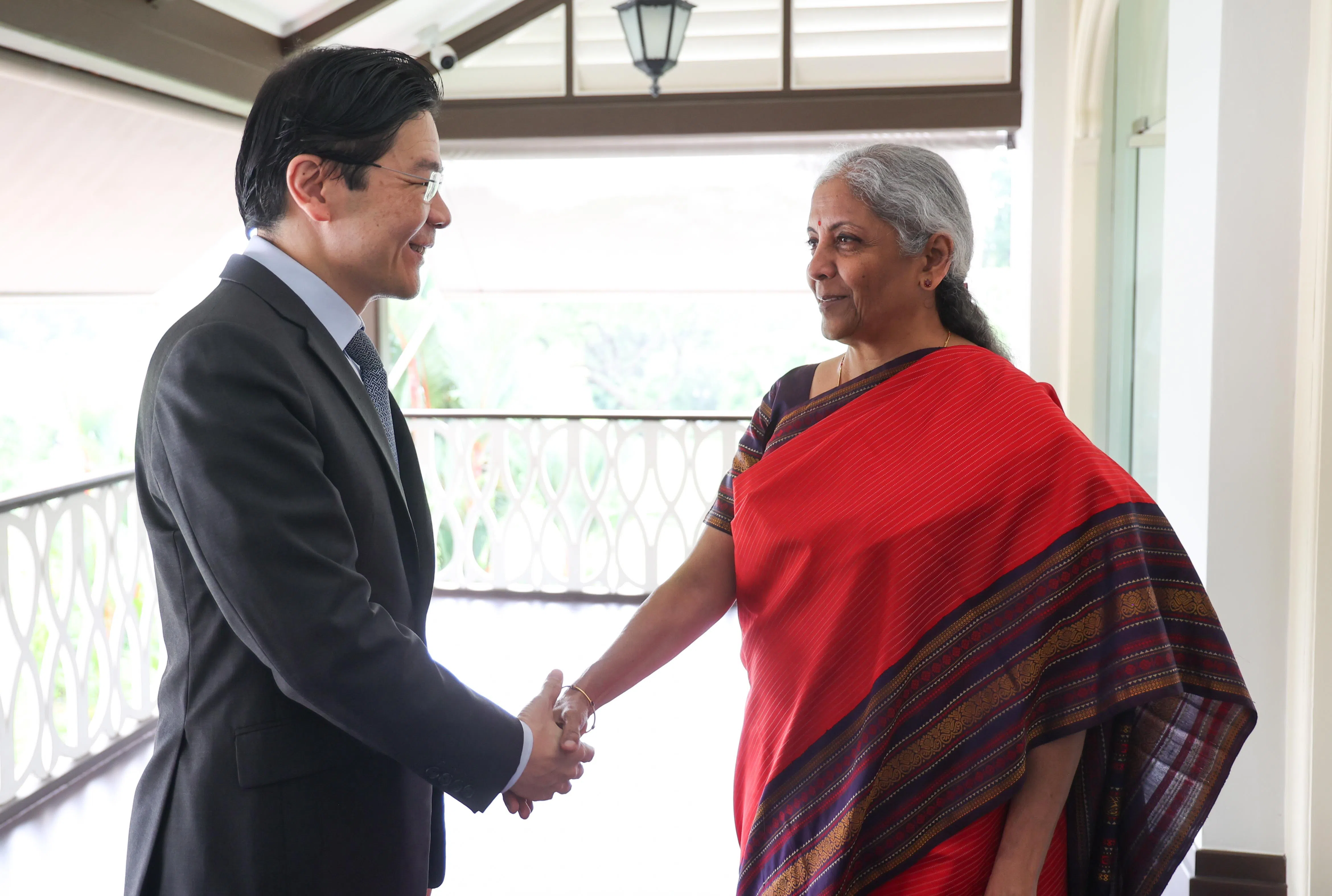 我国总理兼财政部长黄循财（左）与来新出席印新部长级圆桌会议的印度财长西塔拉曼等会见。他随后在脸书发文说，很高兴两国自上次会议以来取得多方面的进展，也正探索先进制造和互联互通等方面的新合作，为两国更紧密的战略合作和伙伴关系铺路。（数码发展及新闻部提供）