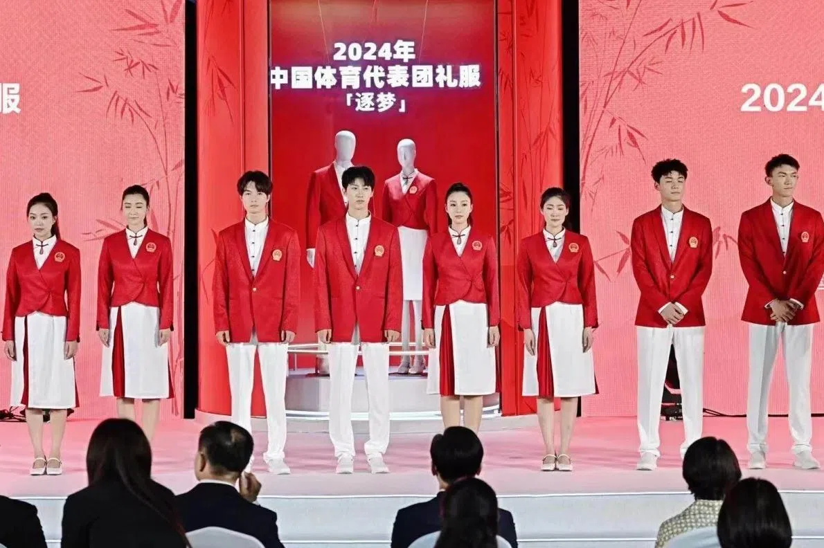 中国队服一改红黄配色，选用红白色系。（互联网）