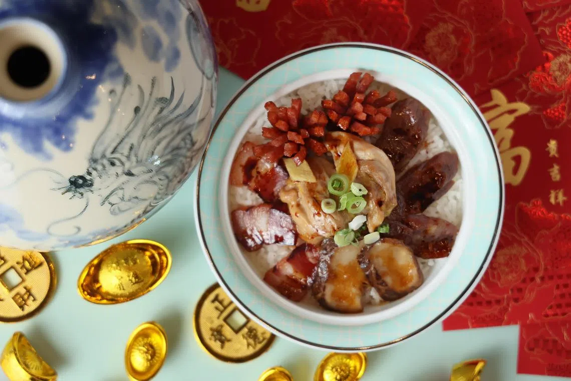 玉楼的腊味香菇土鸡球蒸饭，以鸡肉搭配腊味。（龙国雄摄）
