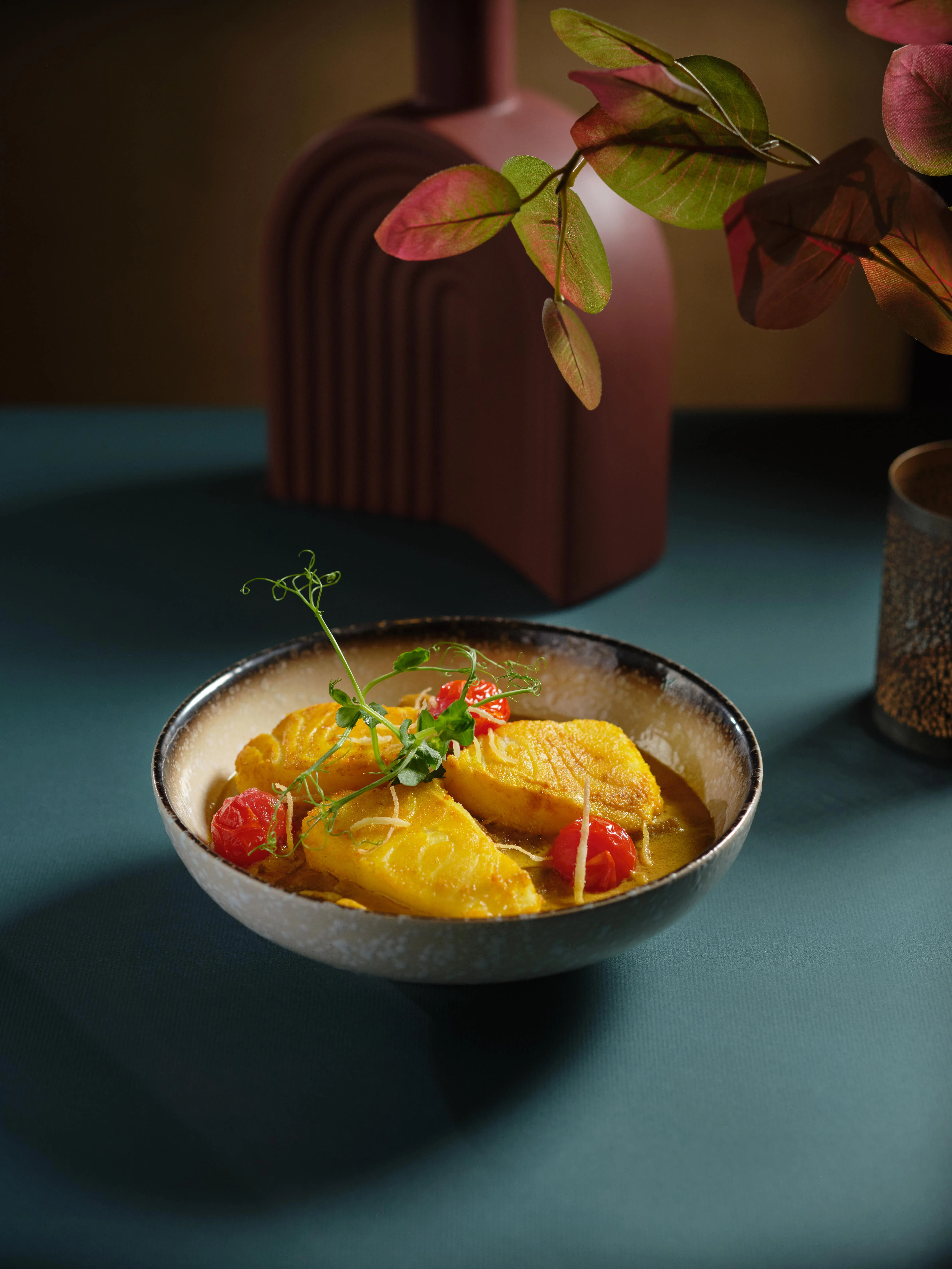 Keri Wali Machli咖喱以酸甜芒果咖喱慢煮智利海鲈鱼，甜、酸与辣味交织。（餐馆提供）