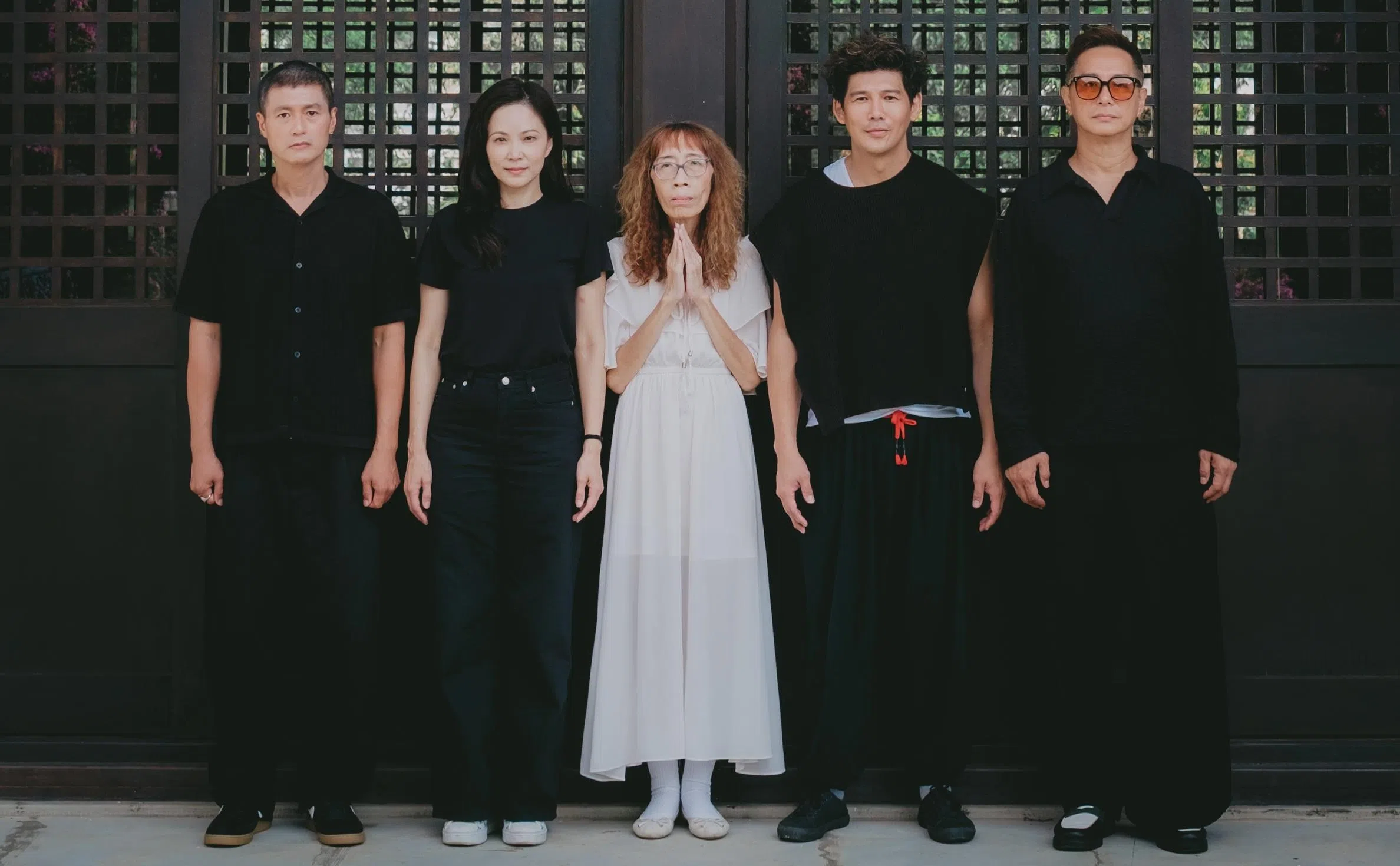 脱口秀《人生终点站》由制作人阿浩（左起）、徐绮、谢季、导演卓奕和钱翰群呈献。（卓奕提供）