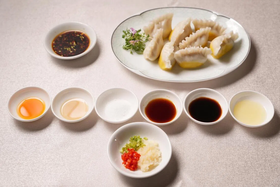 蘸酱是饺子的灵魂。梁志贤师傅特制的蘸酱用六种食材调制而成。（谢智扬摄）