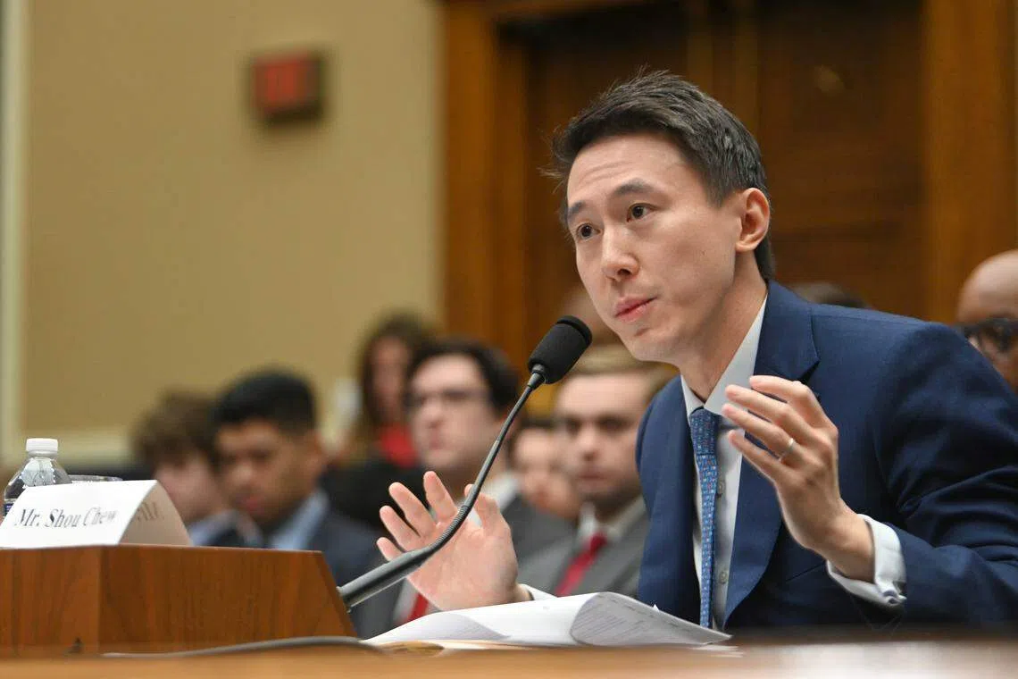 当地时间3月23日，美国国会众议院能源和商务委员会就TikTok举行听证会。图为TikTok首席执行官周受资出席听证会。（ 中新社）