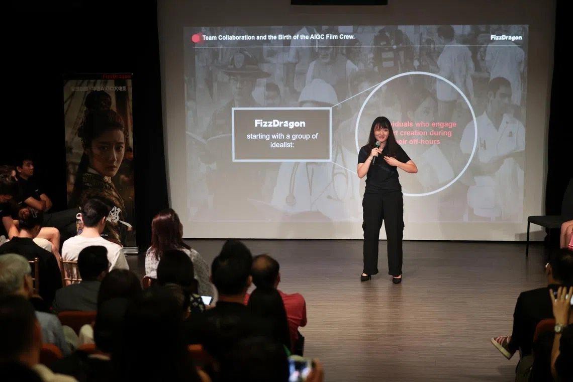 年纪轻轻的陈卓（站立者）充满魄力，她希望借助AI平台将好故事影像化，甚至商业化。（张俊杰摄）