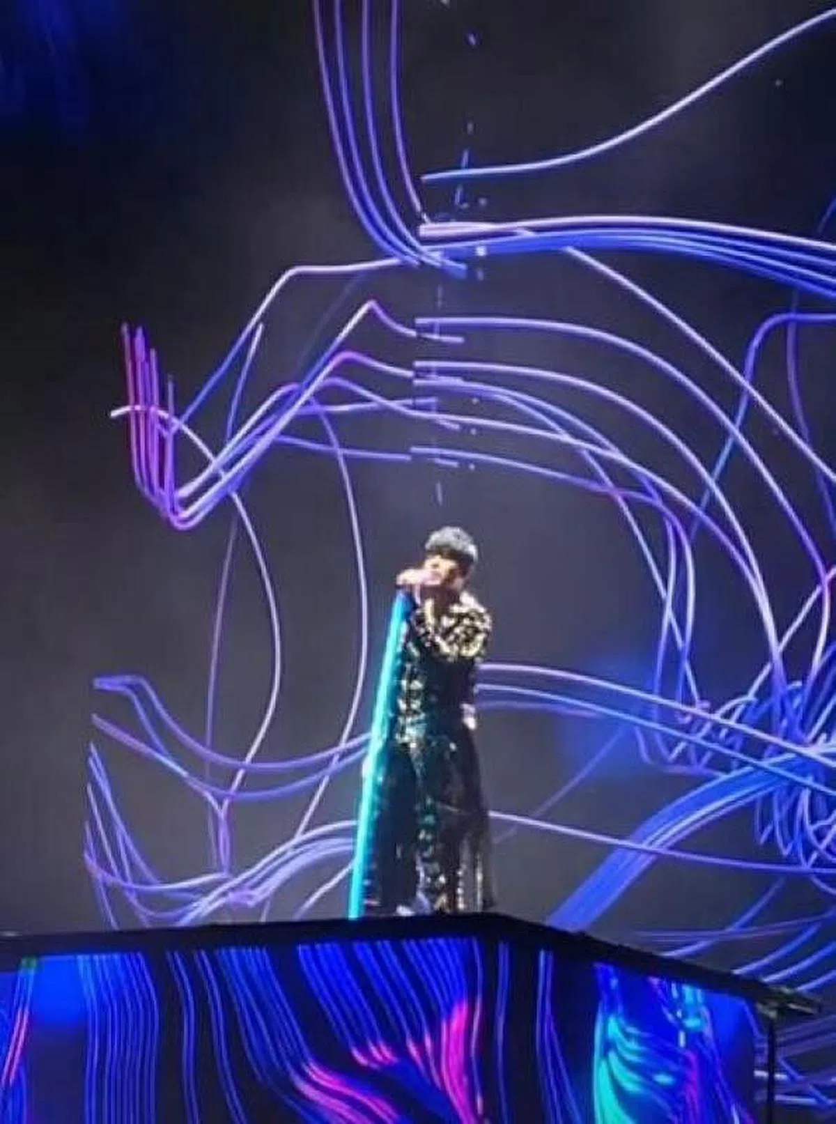 周杰伦在两小时的演出带来20多首歌曲。（互联网）