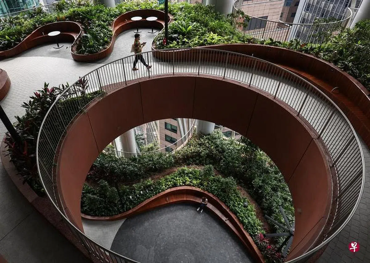 “城中绿洲”镂空的景观设计充满层次感，让视线和阳光能穿透各楼层。