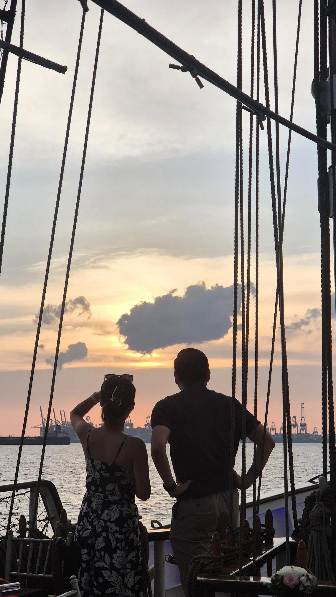 夕阳缓缓西沉，原本海天一色的景致染上一抹金黄。（陈爱薇摄）