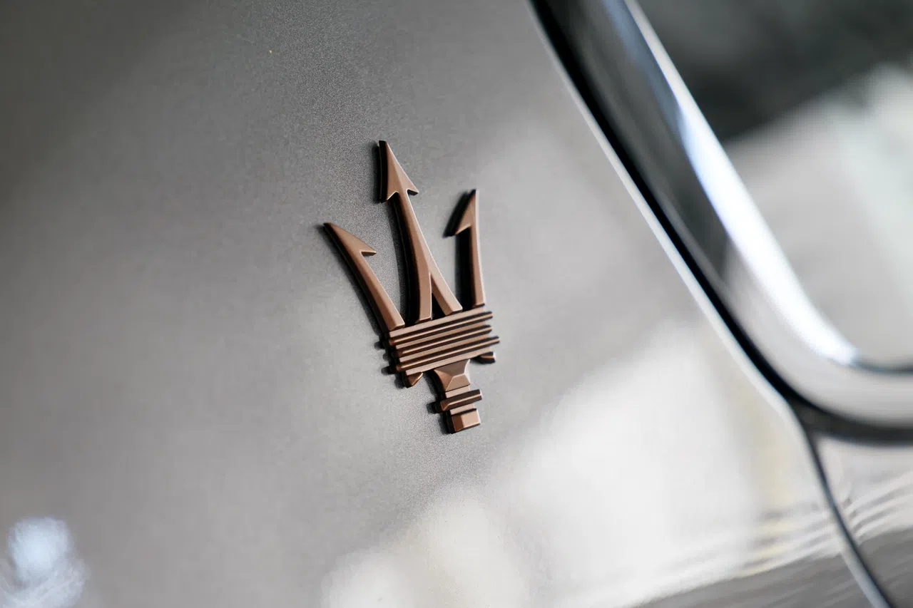 铜色三叉戟既彰显豪华质感，又凸显Folgore电动车的独特身份。（龙国雄摄）