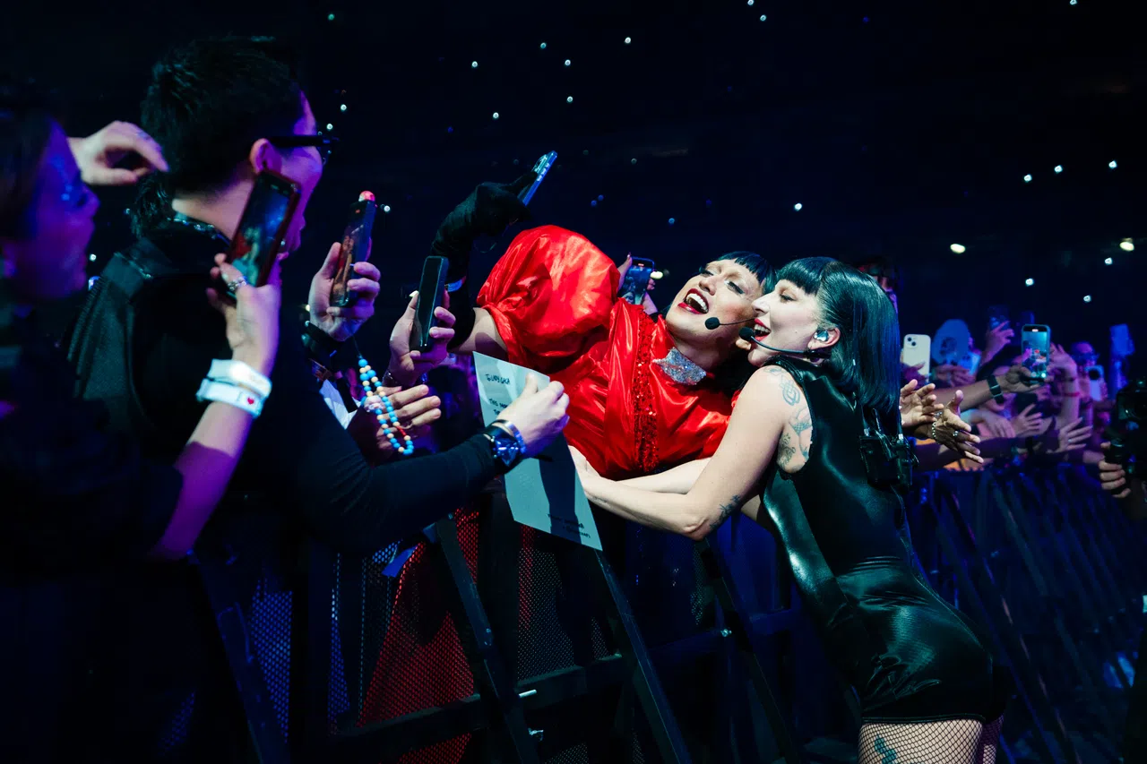 来自菲律宾的网红“Lady Gagita”（左）幸运与天后自拍。（Live Nation提供，Hoong Qi Hao摄）