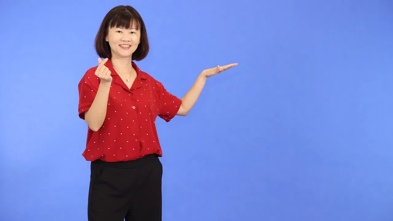 主持人陈素君为早报播客系列《三言两语》拍摄宣传照。（邬福梁摄）