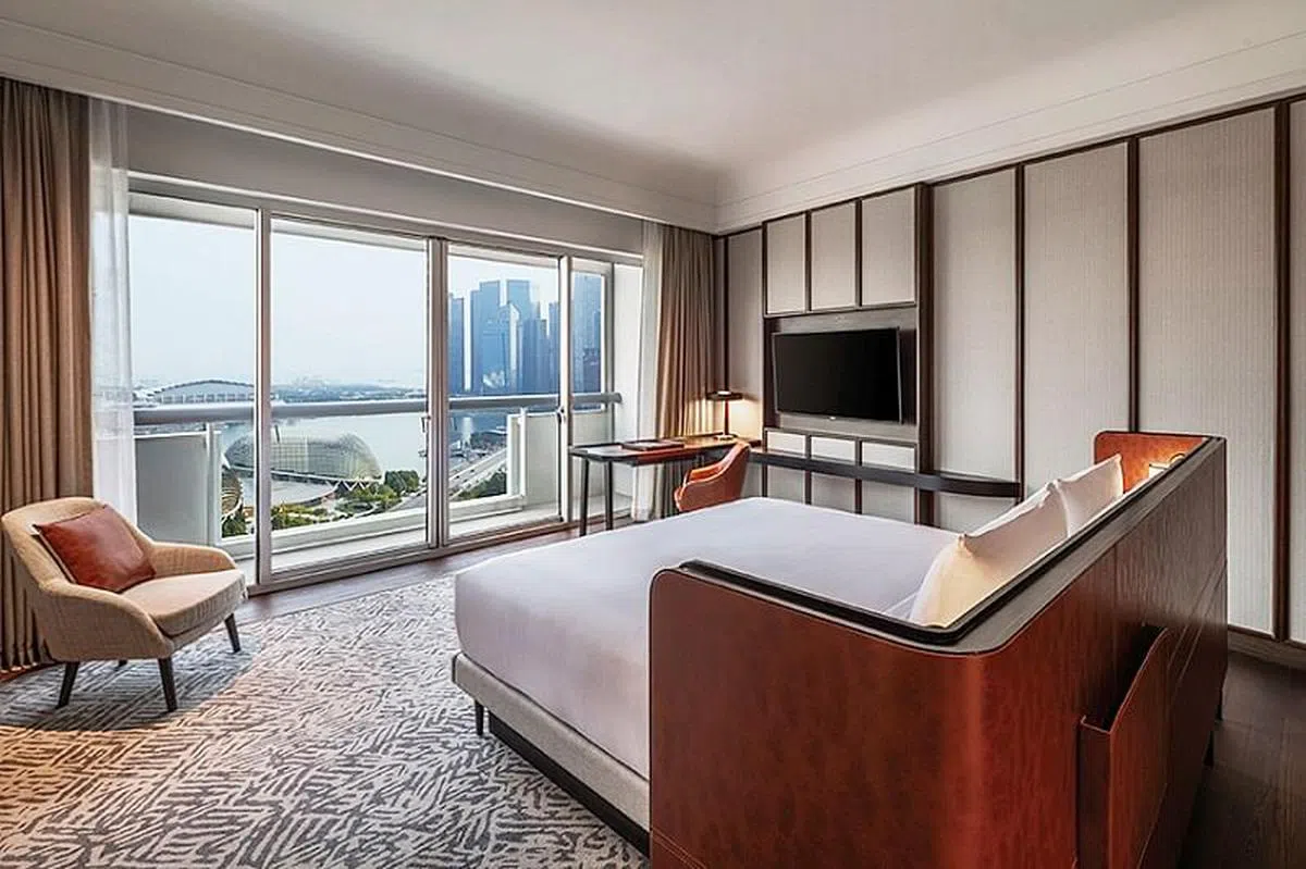 Fairmont 酒店的客房，坐拥市区风景线。（图／美国运通提供）