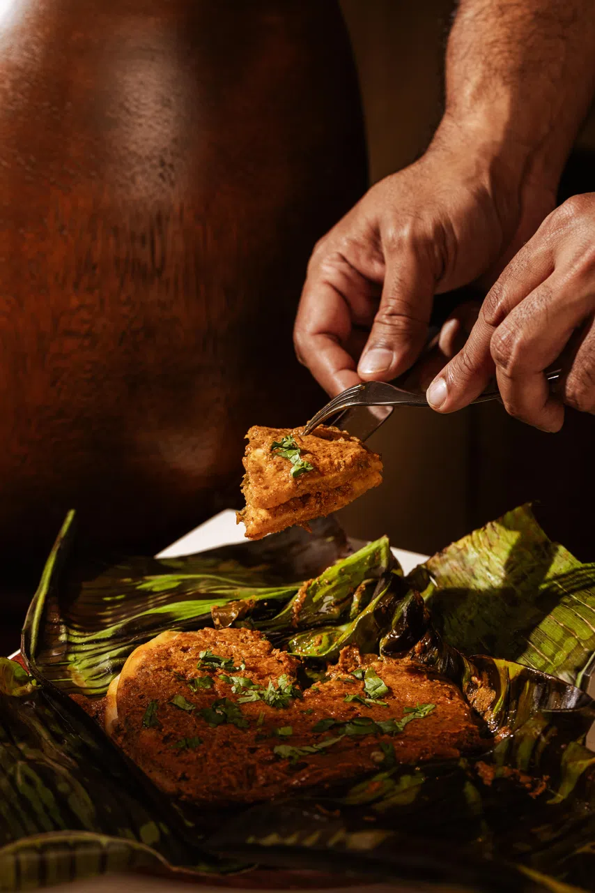 双层印度馅饼用香蕉叶包裹蒸煮后再煎烤，带有独特香气，尤其是香蕉叶的清香。（餐馆提供）