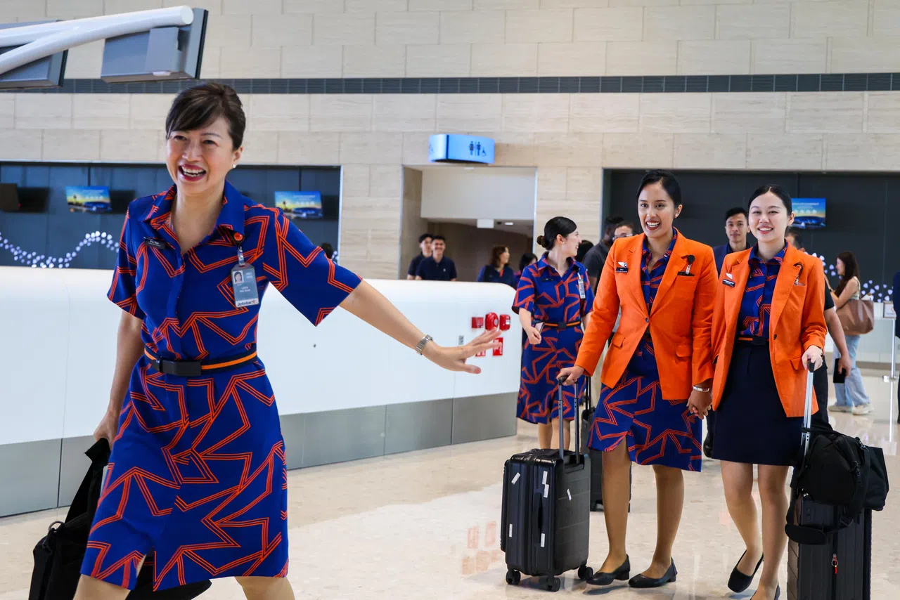 尽管是捷星亚洲最后一天营运，机组人员仍保持笑容，以愉快的心情服务乘客。（林明顺摄）