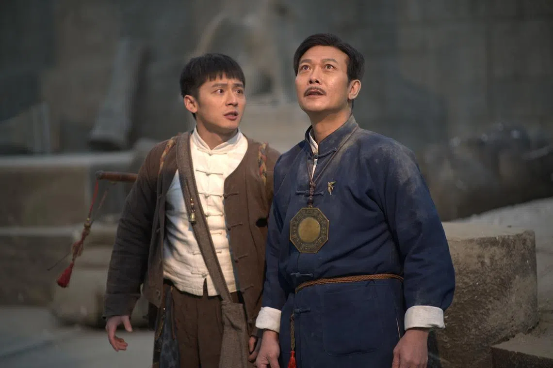 钱小豪（右）片中是首屈一指的驯鸟师茅山豪，大战变异物种。（星和视界提供）