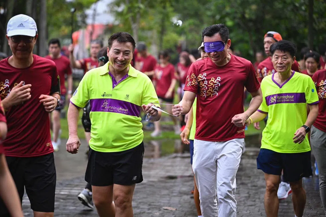 文社青兼社会及家庭发展部高级政务次长蔡瑞隆（右二）参加包容性跑步俱乐部Runninghour的“为包容而跑”活动，戴上眼罩摸黑跑步，理解视障人士的世界。（取自蔡瑞隆脸书）
