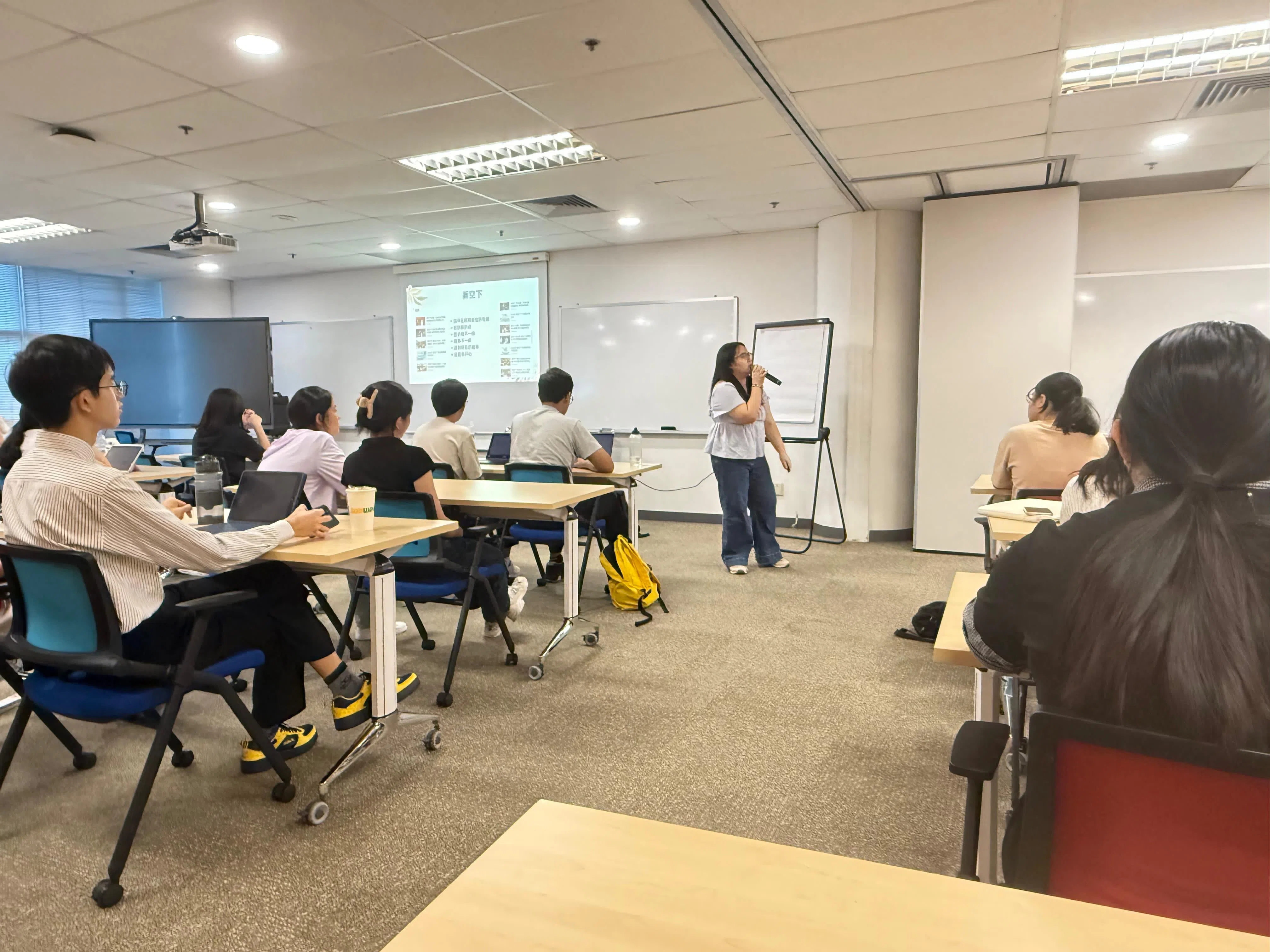 《青春+》专栏作者、第八届字食族成员高静娴为通讯员分享早报副刊实习经历。（联合学生通讯员俱乐部提供）