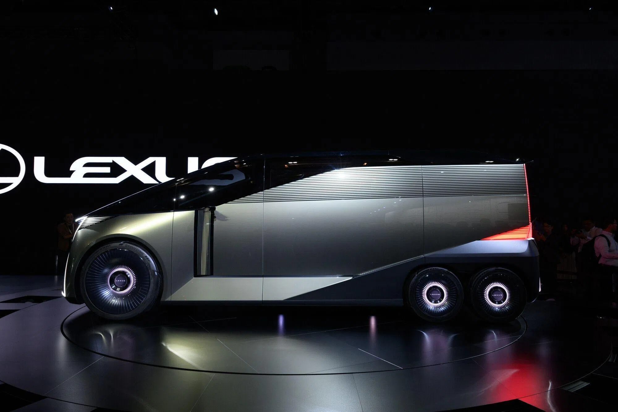 立胜在日本移动出行展上展示六轮LS概念车，吸引众多目光。（彭博社）