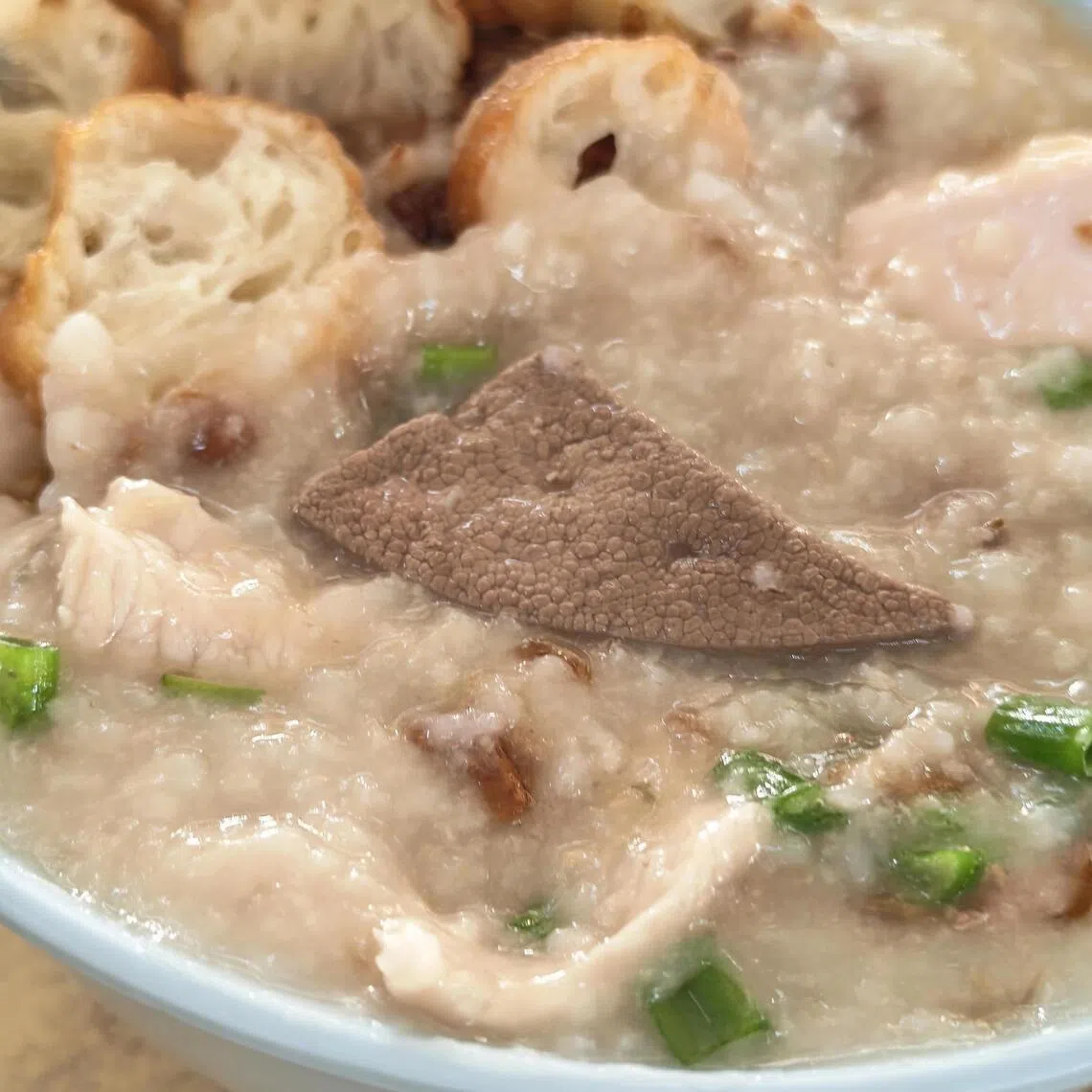 店家的肉碎、肉片和猪肝都是每天新鲜处理。（陈爱薇摄）