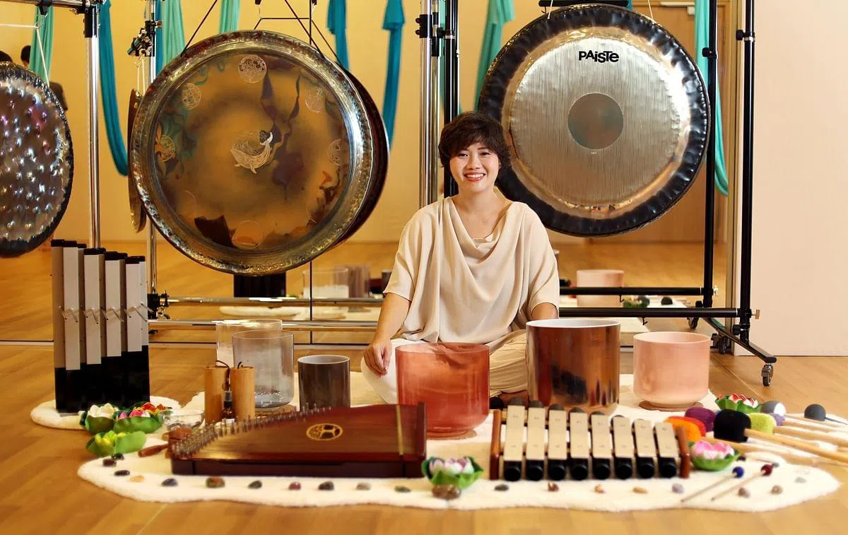 林佩玲弹奏的音频疗治乐器包括铜锣、宝石钵、疗治竖琴等。（档案照片）