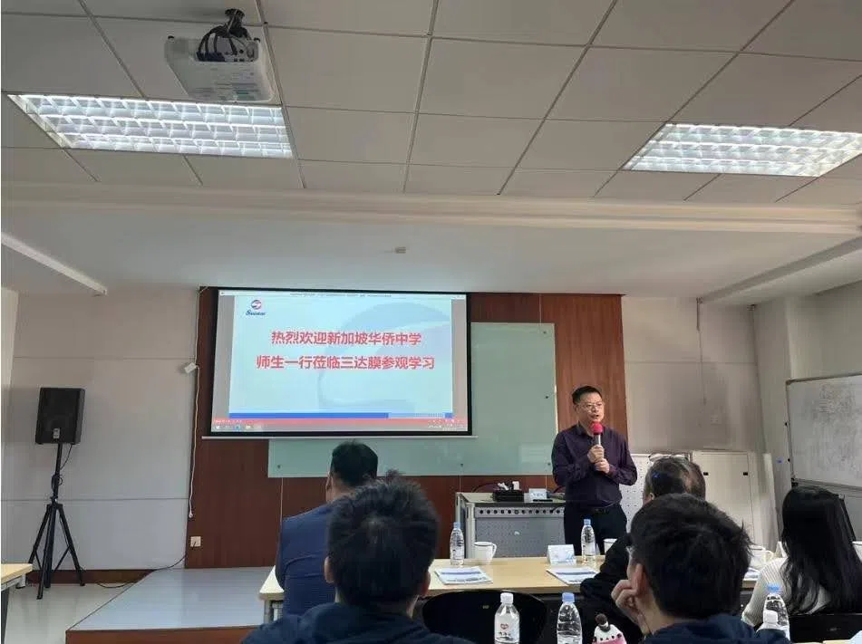 双文化学生参观厦门三达膜环境技术股份有限公司并聆听介绍。（付雯齐（华中）摄）