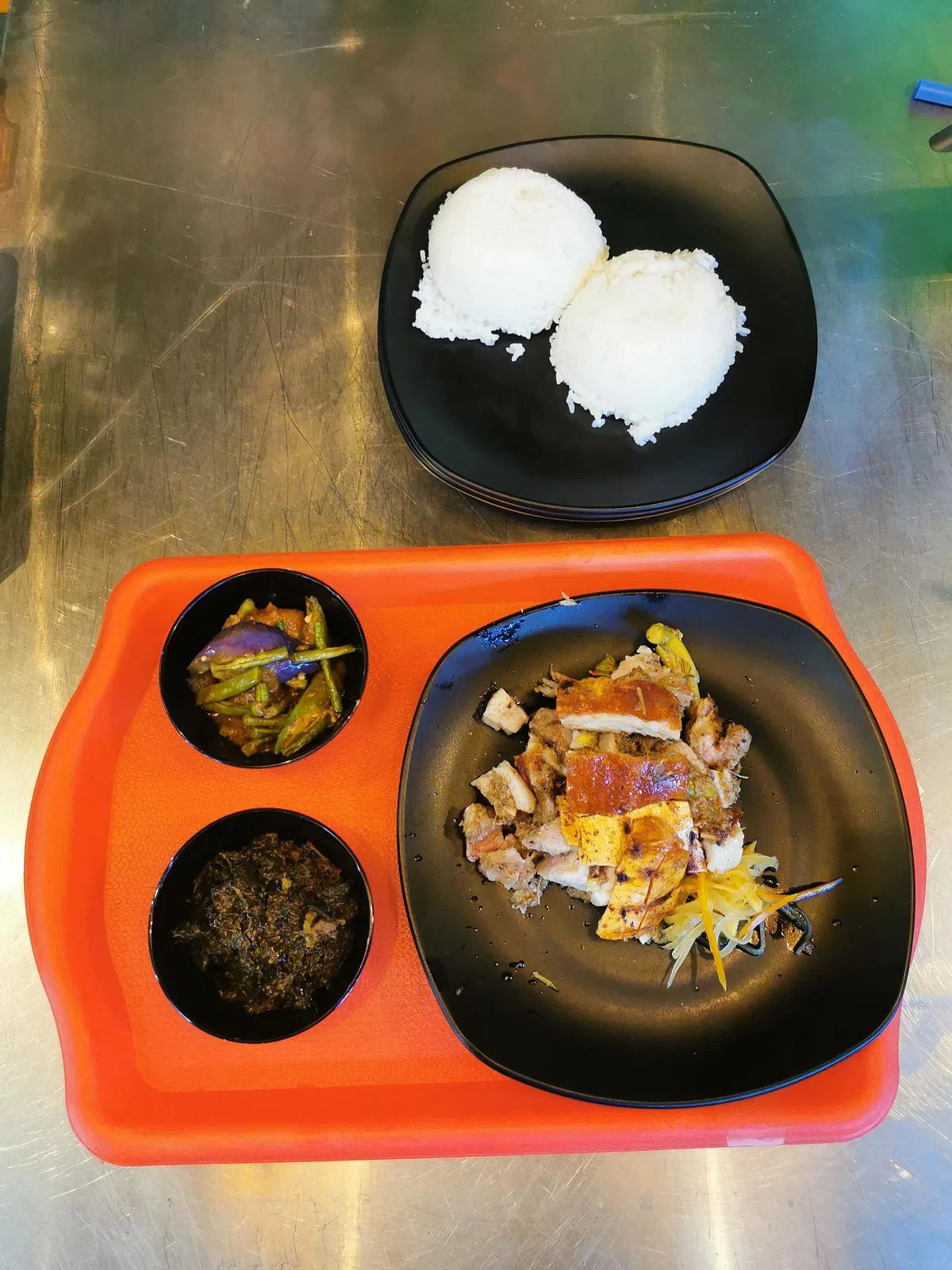 每份150克的烧猪肉，配搭白饭和小菜成套餐。看，菲律宾人习惯来两碗饭！